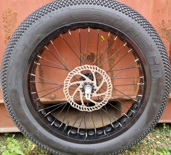 Édition limitée 100 % noire du célèbre pneu Speedster pour Fat Bike : design sobre, même qualité de roulement, à prix réduit. Exclusivité Cycle Xavier !