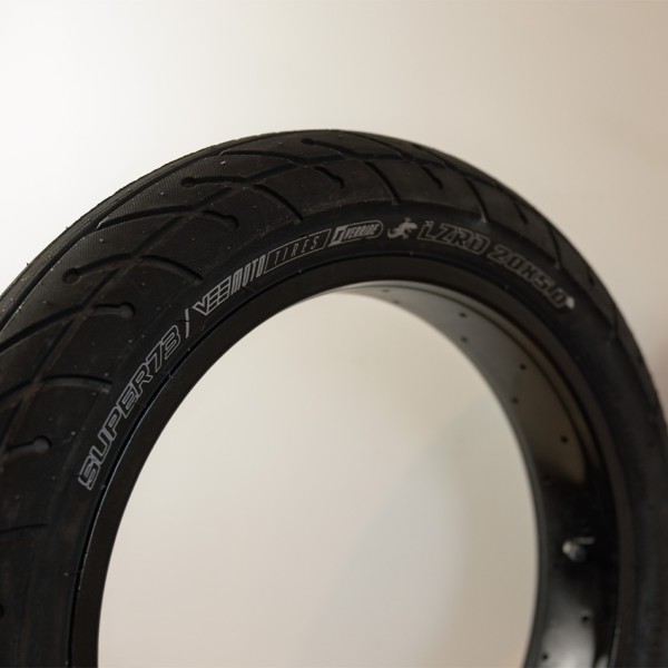 Pneu route Fat Bike 20x5.0 pour Super73. Ultra adhérent, silencieux et conçu pour les longues distances à haute vitesse.