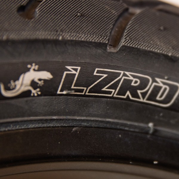 Pneu route Fat Bike 20x5.0 pour Super73. Ultra adhérent, silencieux et conçu pour les longues distances à haute vitesse.