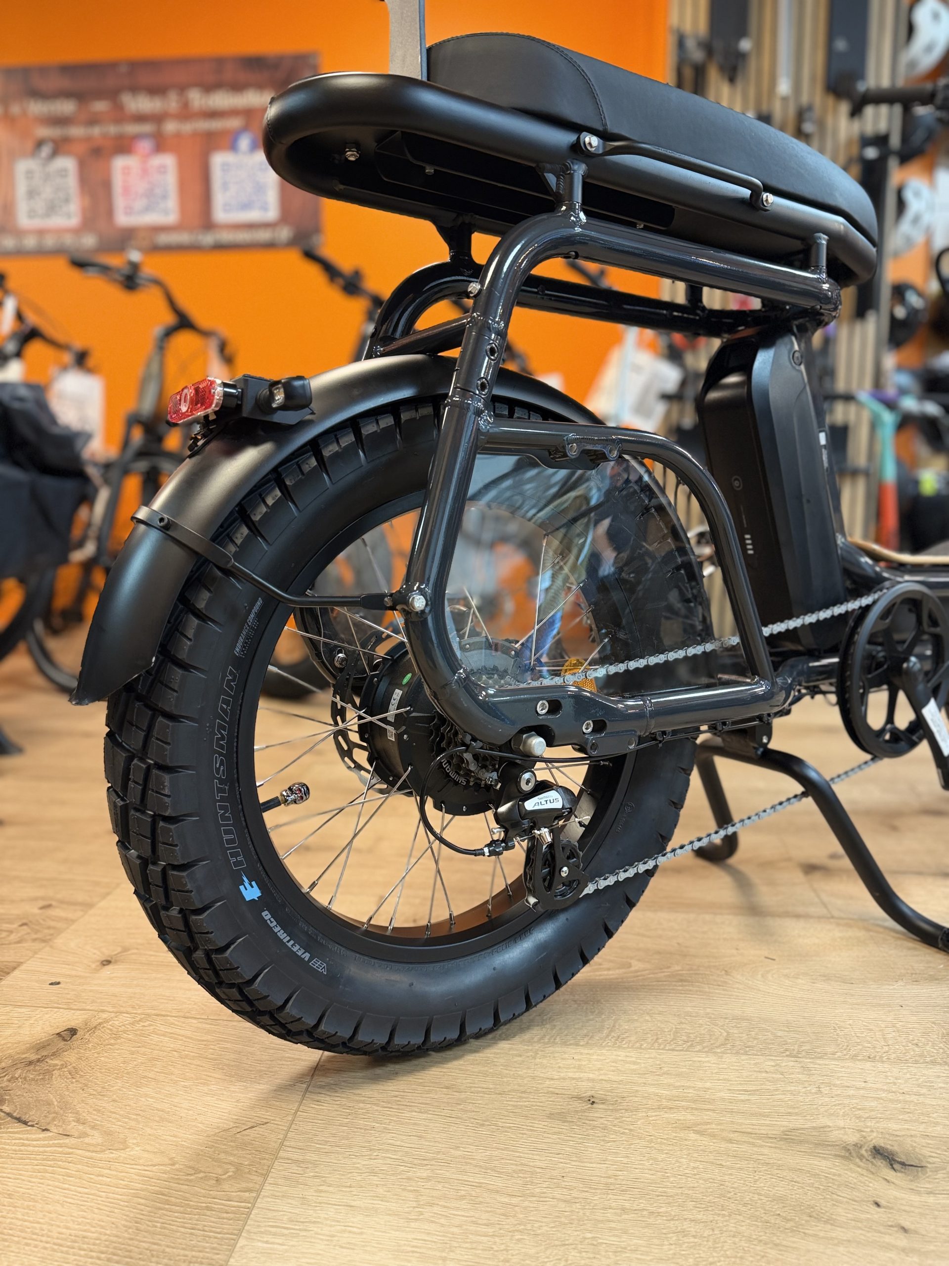 Pneu Huntsman 20x4 semi offroad sur vélo électrique fat bike